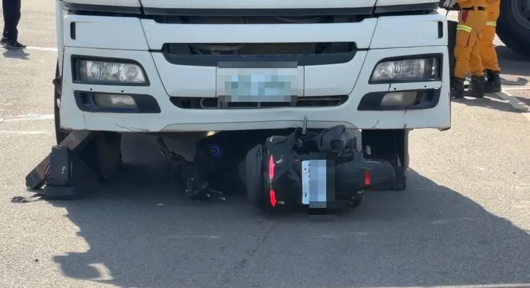 機車遭輾1人當場死亡1人重傷。（圖／翻攝畫面）