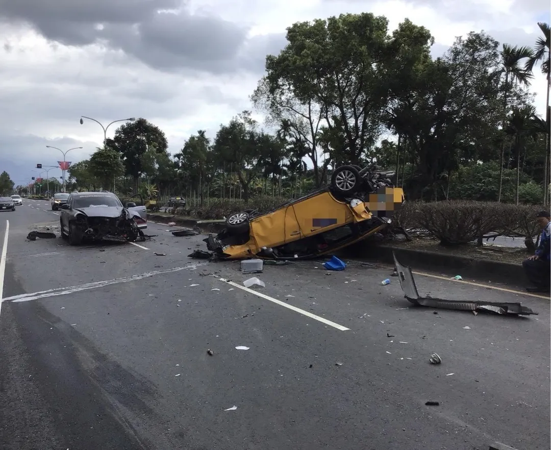 保時捷休旅車39歲莊姓駕駛疑似開到睡著，撞翻計程車。（圖／翻攝畫面）