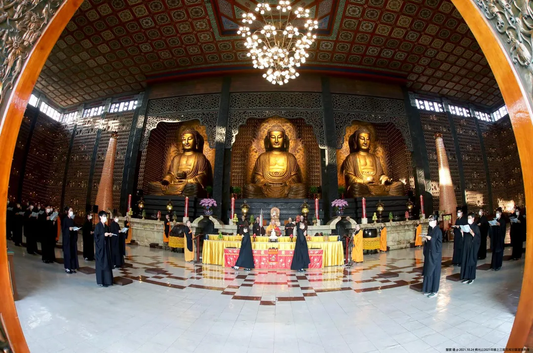 佛光山寺舉行甘露灌頂三皈五戒典禮。(圖/台北道場提供)