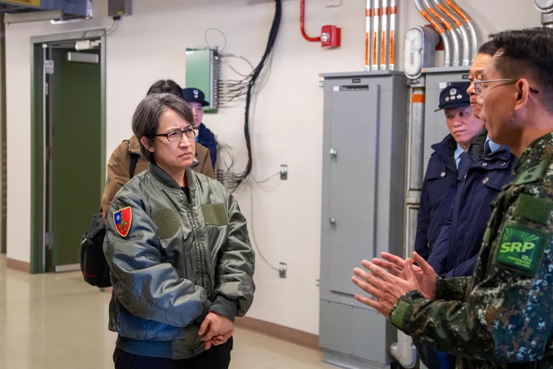 蕭美琴視察樂山雷達基地，解說軍官左臂佩掛長程預警雷達服役10週年臂章。(圖/軍聞社)