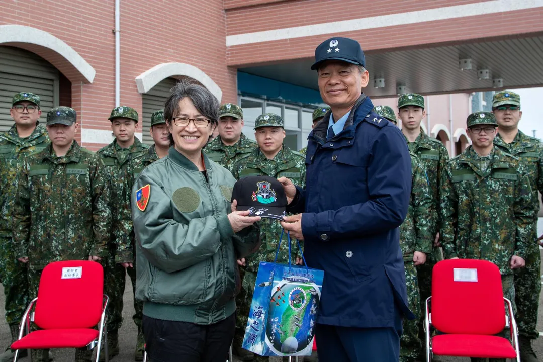 李慶然中將贈送蕭美琴的紀念帽，可見到空軍偵蒐預警中心徽誌。(圖/軍聞社)