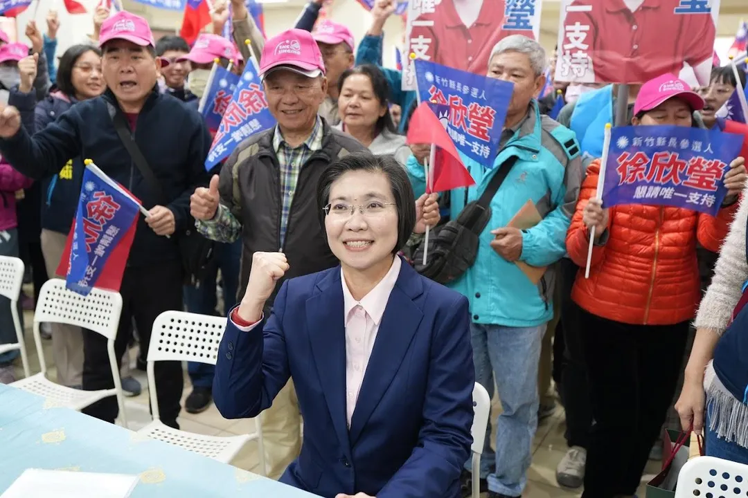 徐欣瑩11日下午在支持者簇擁下與高昂主題曲中，正式前往新竹縣黨部登記參選。（圖取自徐欣瑩臉書）
