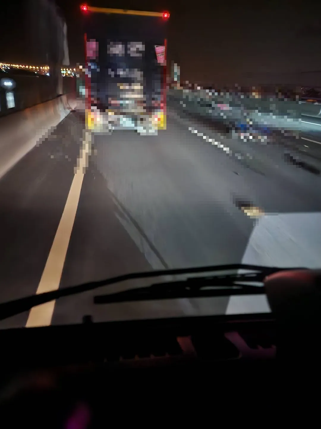 現場目擊民眾表示,一個騎電動代步車的老人家從竹南上國道,甚至一度逆向行駛,被自小客車撞擊後疑似失去生命跡象。(圖/民眾提供)