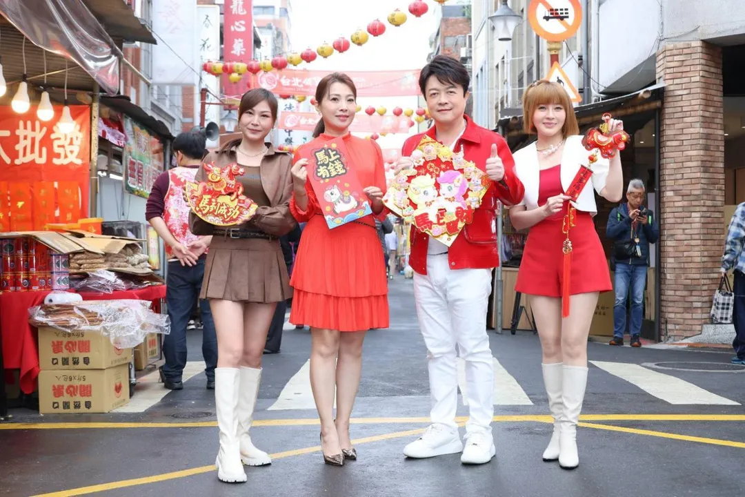 蕭玉芬（右起）、翁立友、唐儷、林琇琪6日前往年貨大街。（圖／豪記唱片提供）