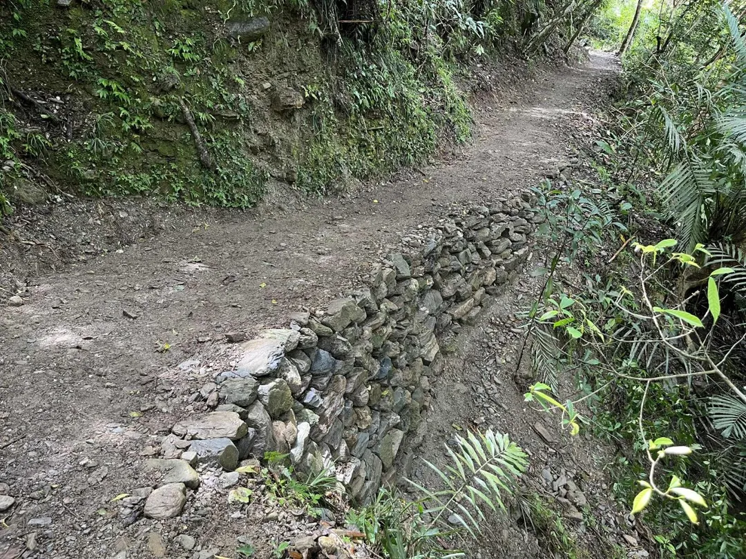 以手作步道工法修復的砌石邊坡。(圖/林保署花蓮分署提供)