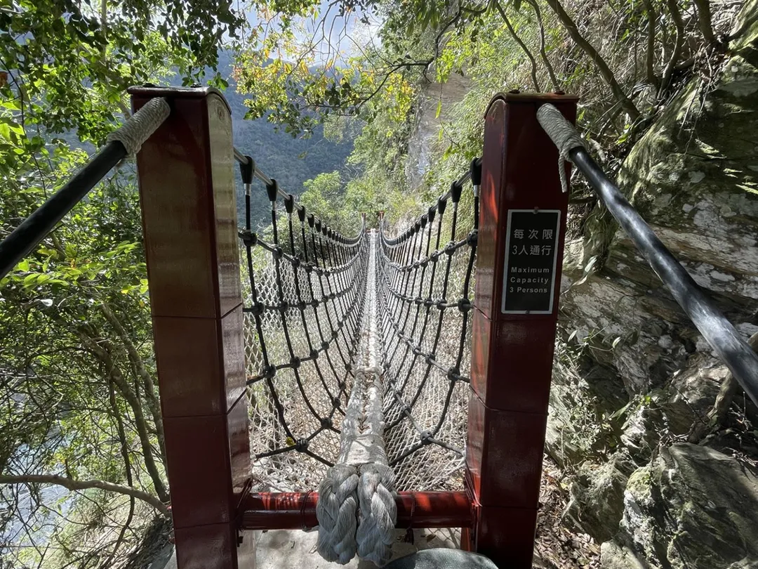 步道設置2座吊索橋,提供不同步行體驗。(圖/林保署花蓮分署提供)