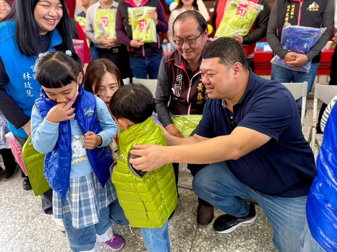 游顥（右）表示，這1120件羽絨背心，不僅僅是一件禦寒衣物，更是一份來自社會的集體關懷與陪伴。（圖／游顥辦公室提供）