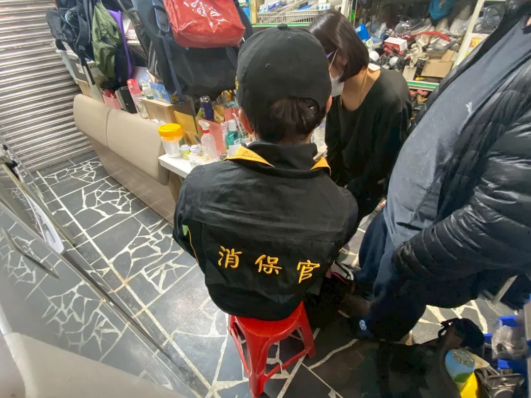 消保官會同市府經濟發展局於新北市水電網路叫修業者進行稽查。（圖／新北市政府）