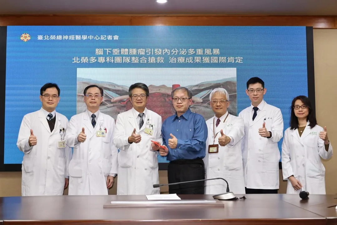 病友魏先生（中）感謝臺北榮總醫療團隊專業照護，重拾健康生活。（圖／臺北榮總）