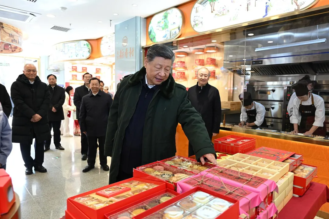 習近平10日前往稻香村買糕點。（圖／新華社）
