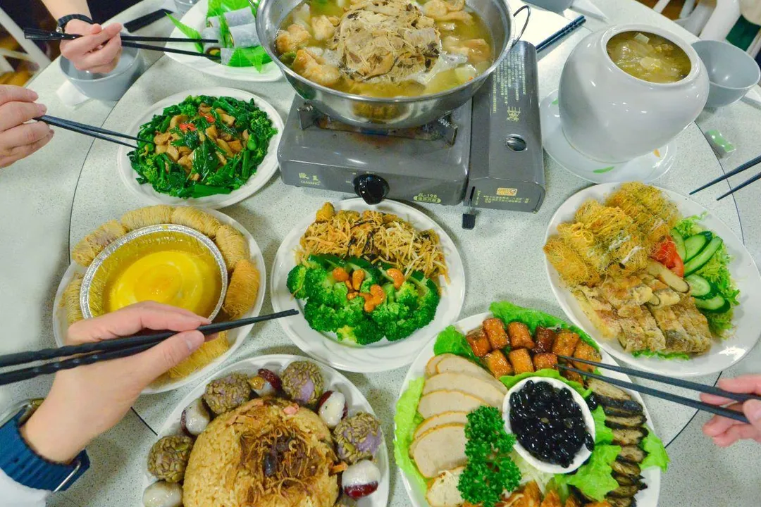 年節料理豐盛美味，但暗藏許多「隱形地雷」，民眾應多吃蔬菜與原型食物，少吃高鈉補湯、加工肉品，健康迎接新年。（圖／台北慈濟醫院）