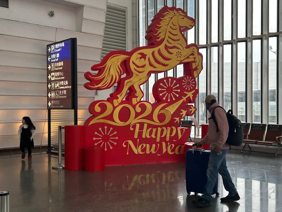 本次布置以「奔馳馬姿」象徵福氣隨行,於第一航廈出發大廳及第三航廈北廊廳設置高約4公尺的馬年立體雷雕裝置藝術。(圖/機場公司)