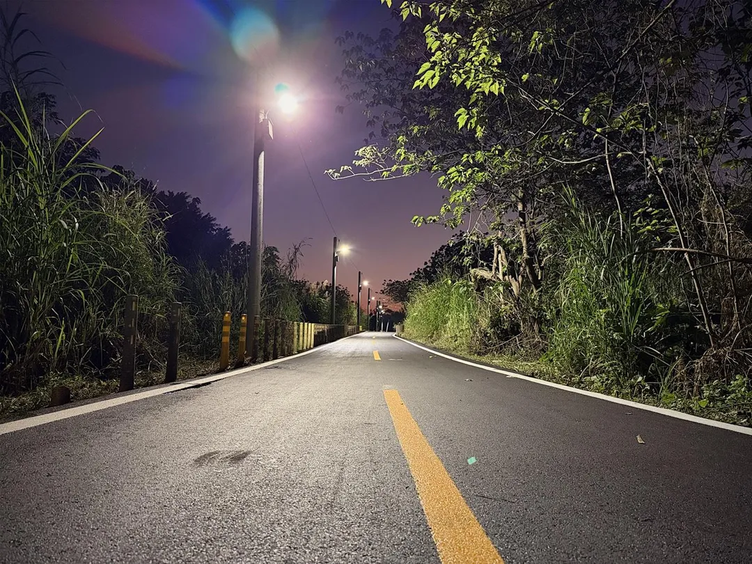 三峽礫間旁自行車道提升夜間照明 提供安心的通行環境。（圖／新北市政府）