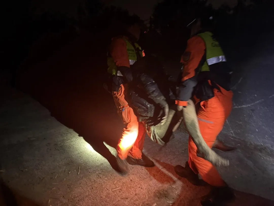 12日凌晨4時50分左右，巡邏人員行經鹽水溪南岸時，發現溪中有一名男性民眾載浮載沉，情況危急，展現專業救生能力與使命感。（圖／翻攝畫面）