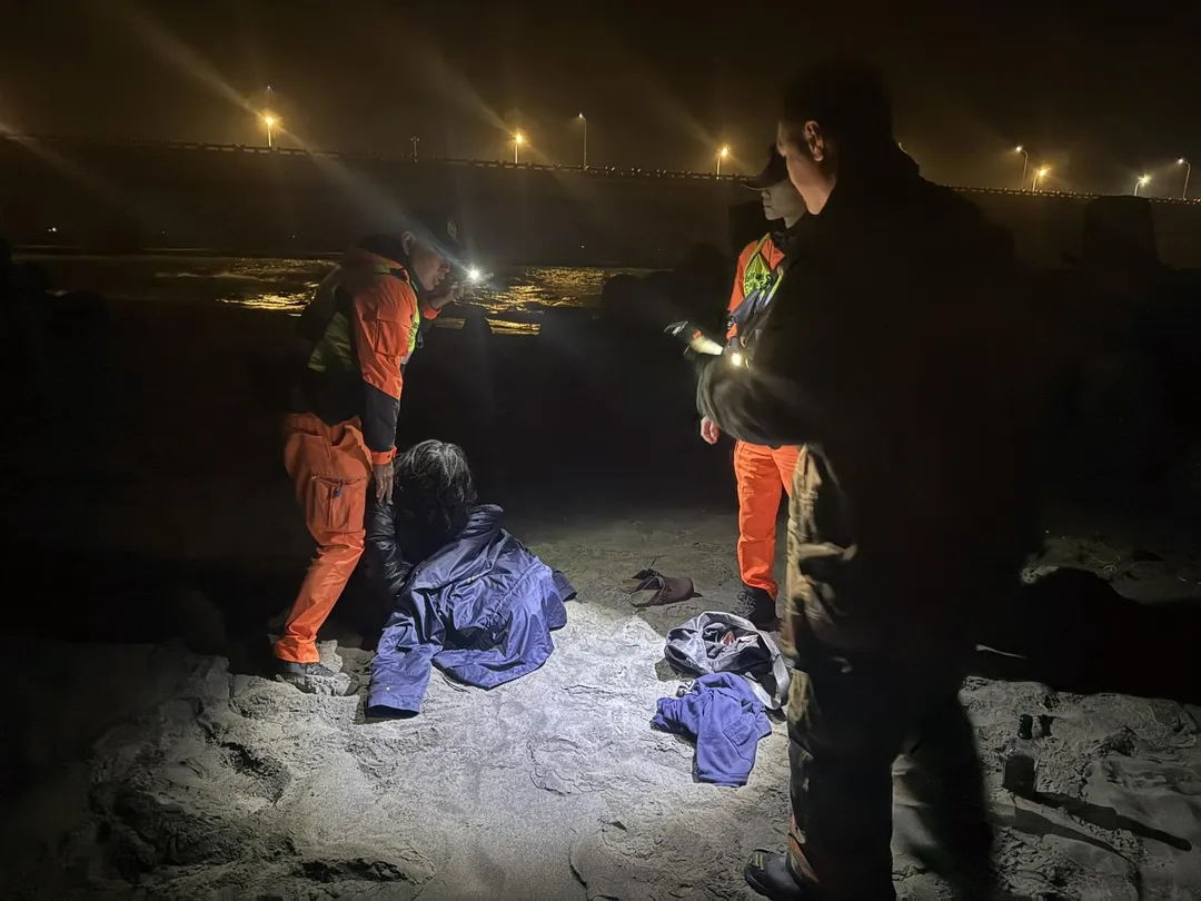 12日凌晨4時50分左右，巡邏人員行經鹽水溪南岸時，發現溪中有一名男性民眾載浮載沉，情況危急，展現專業救生能力與使命感。（圖／翻攝畫面）