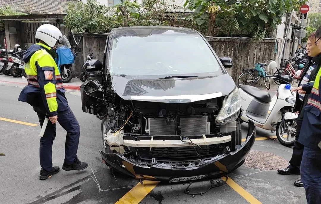 「運兵車」自撞變電箱柱車頭全毀。（圖／翻攝畫面）