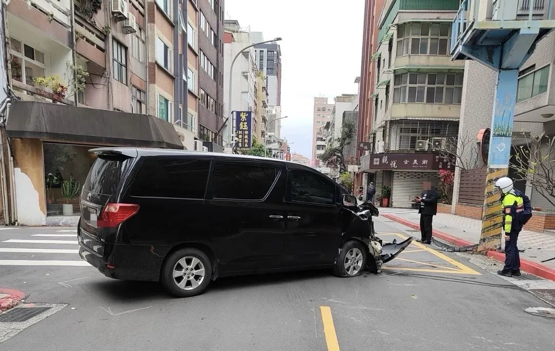 台北市大安區昨日發生一起自撞車禍。（圖／翻攝畫面）