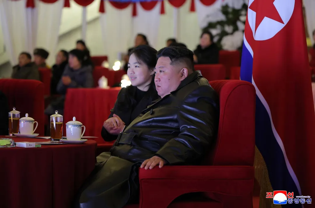 2025年12月31日，金正恩父女在平壤觀看新年慶祝活動。（圖／美聯社）