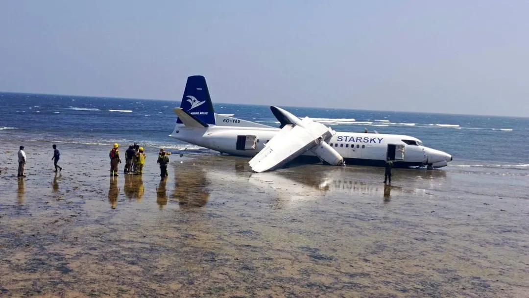 索馬利亞一架飛機折返機場時衝出跑道，停在淺灘之中。（圖／路透）
