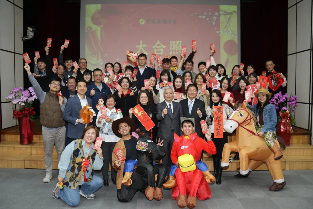 警政署長張榮興今前往警廣慰勤發紅包。(圖/翻攝畫面)