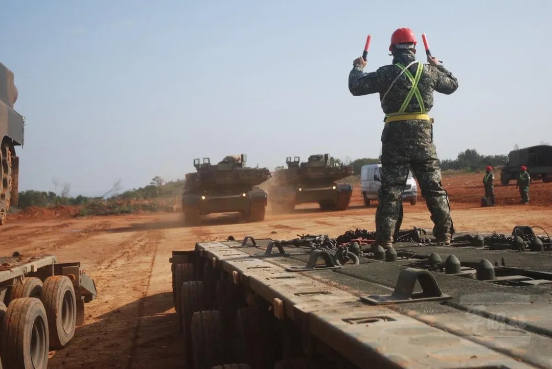 第269旅官兵指揮M1A2T戰車準備駛上M1000板車。(圖/第269旅提供)