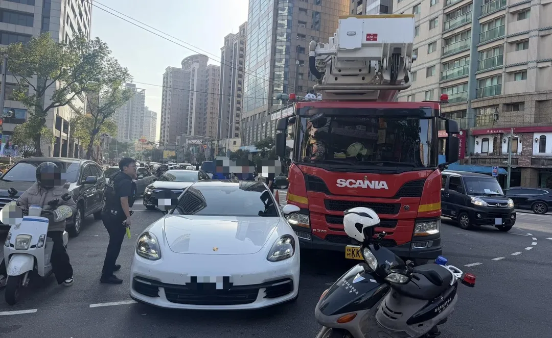 板橋一輛雲梯車出勤時與保時捷跑車擦撞。（圖／翻攝畫面）