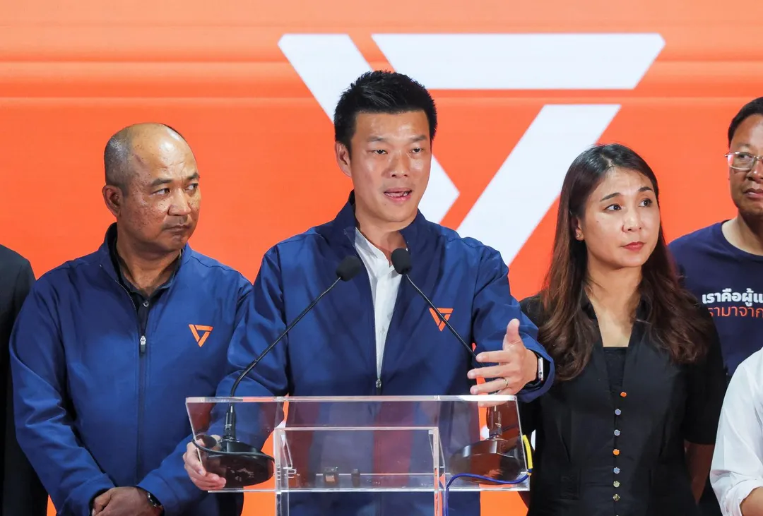 人民黨領袖兼總理候選人納塔蓬（Natthaphong Ruengpanyawut，圖中）。（圖／路透社）