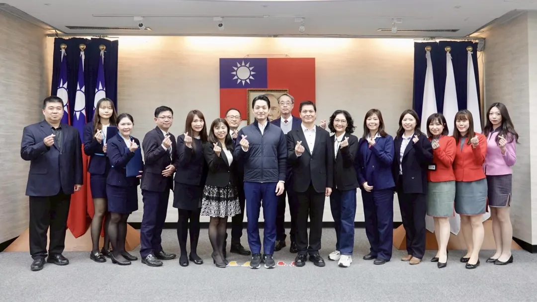 蔣萬安與有功金融機構人員合影。（圖／翻攝畫面）