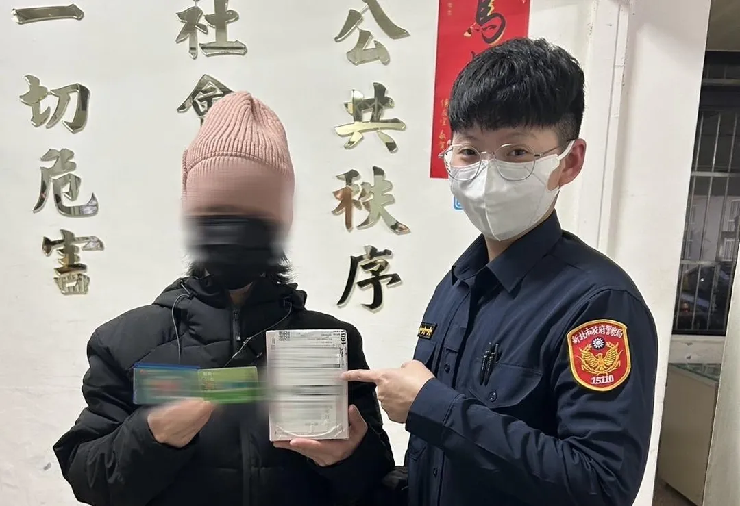女子遭詐騙寄出提款卡警方即時協助攔阻。（圖／翻攝畫面）