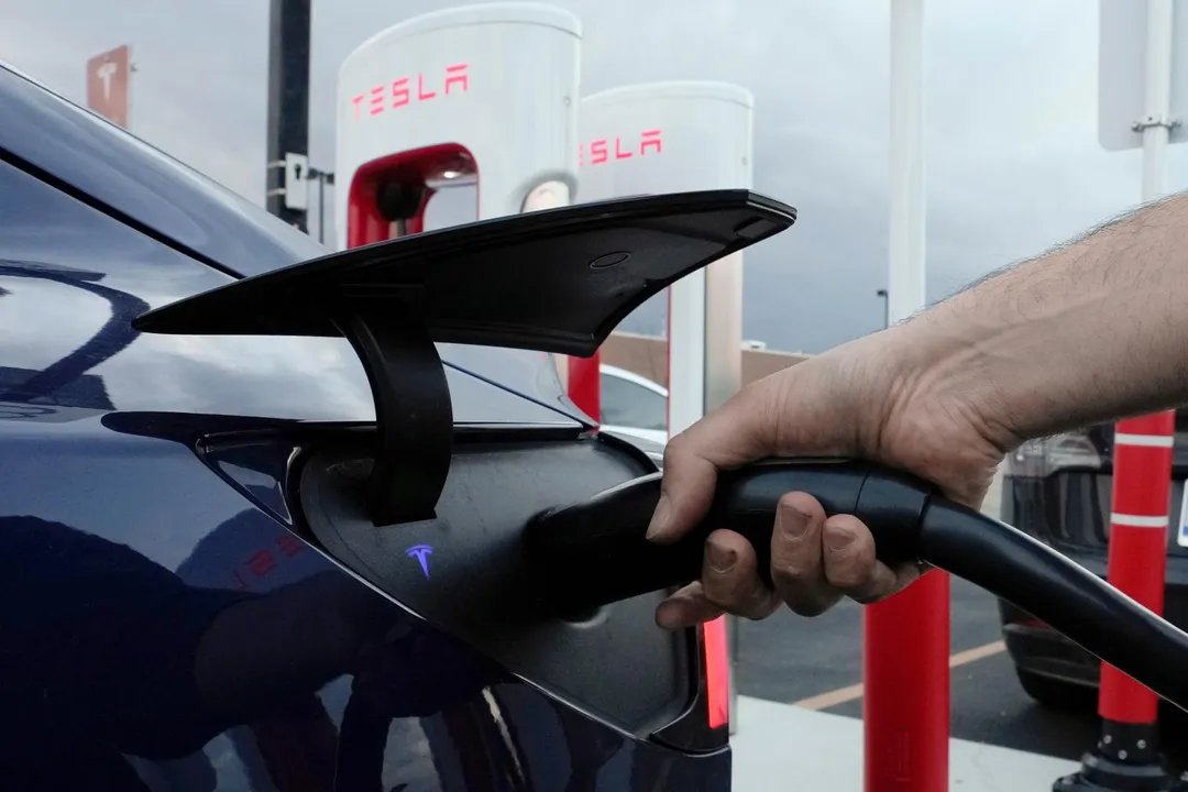 回應台灣對美關稅調幅,Tesla Taiwan重申在台現行販售車款於台灣政府法規審議確立明朗化之前,由美國進口車型目前將不會進行車價調整。(示意圖/美聯社)