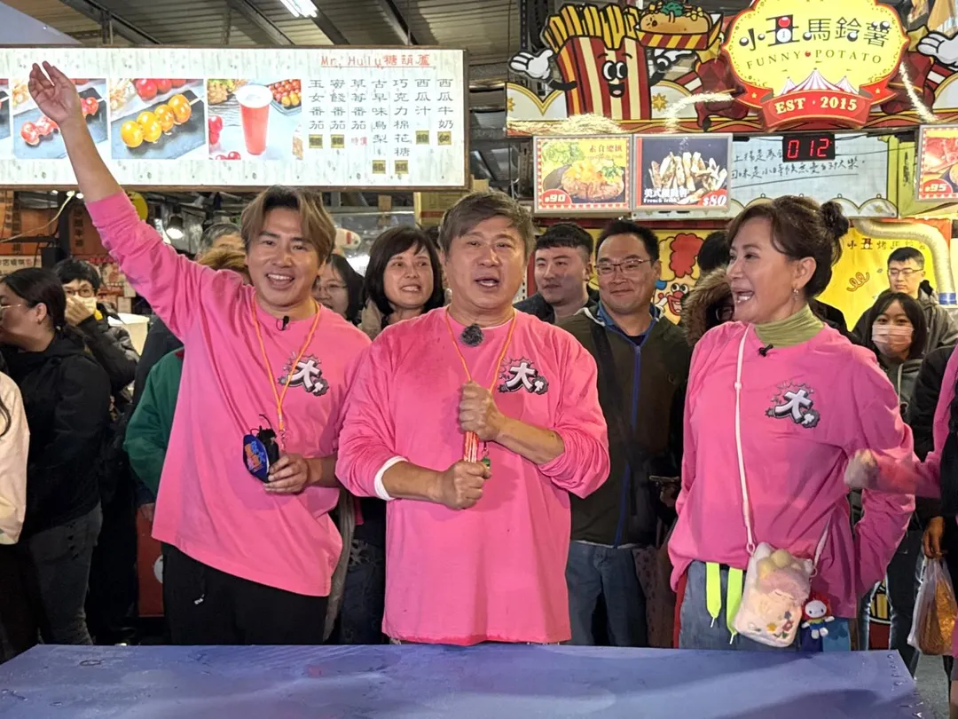 胡瓜(中)遭陳亞蘭(右)強行餵食,自嘲「我上輩子一定是陳亞蘭的狗」。(圖/華視提供)