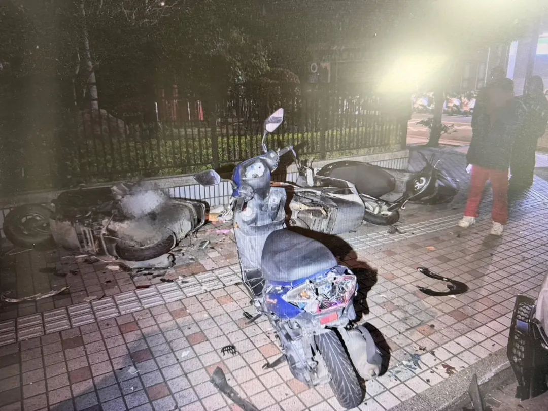 6輛機車遭波及。(圖/警方提供,下同)