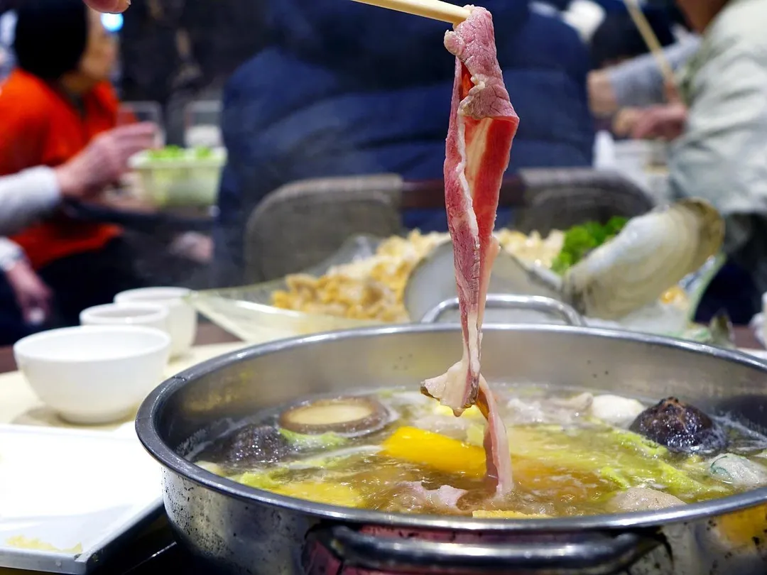 寒冷冬季或圍爐時，不少人習慣搭配滾燙的火鍋料或熱湯，只是吹個一兩口氣就呼呼送入口中，看似暖心的動作，其實直接灼傷食道黏膜。（示意圖／Pixabay）