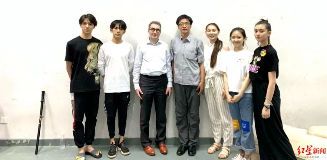 王鑫（中）與易烊千璽（左二）、李蘭迪（右二）等明星學生合影。（圖／翻攝紅星新聞）