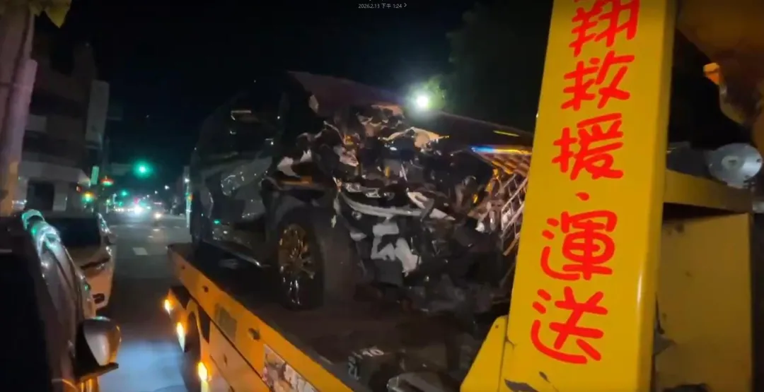 黑色廂型車車頭全毀。(圖/中天新聞)