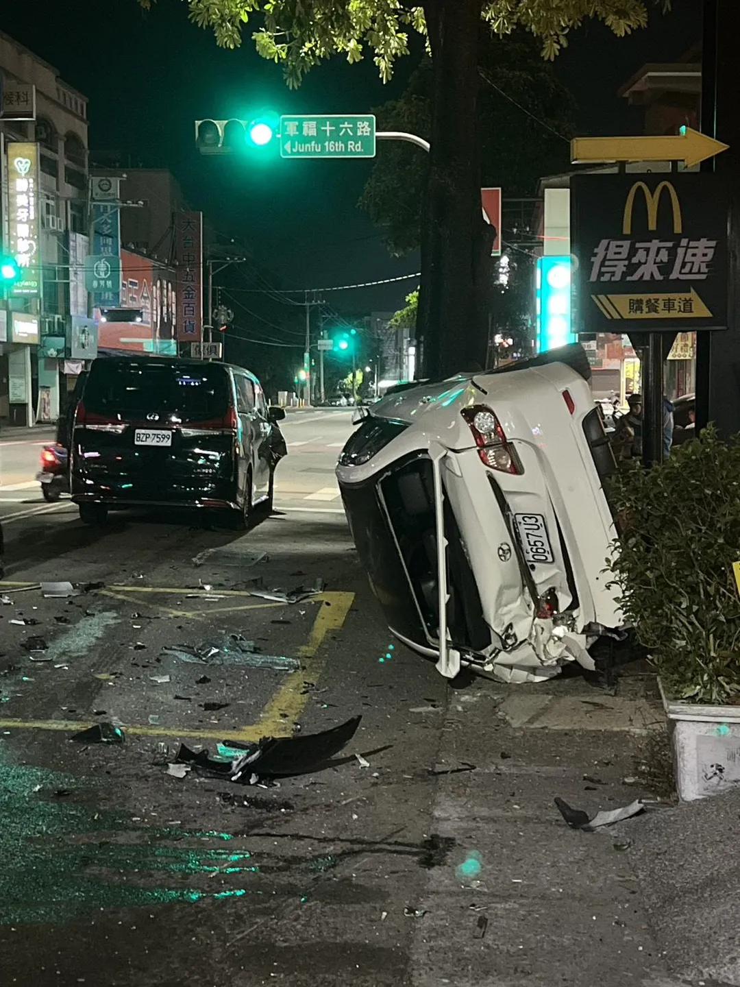 陳姓駕駛疑似因精神不濟撞上路旁小客車。(圖/中天新聞)