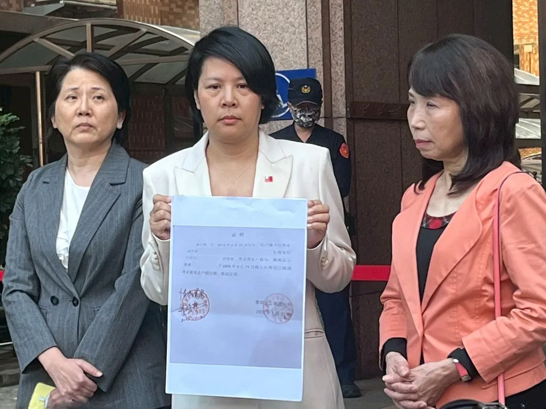 李貞秀強調，自己在民國88年就已放棄大陸戶籍。（圖／民眾黨團提供）