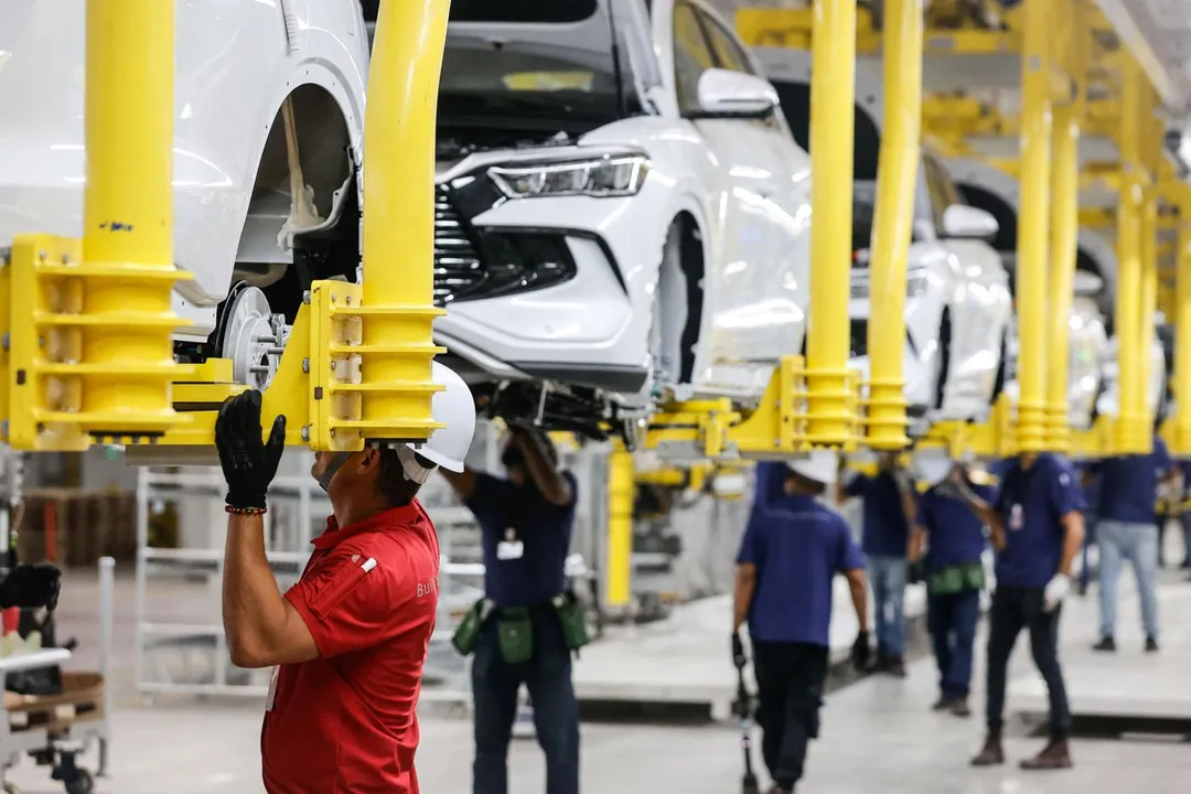 比亞迪汽車於美洲巴西的全新電動車工廠生產線上生產。（圖／《路透社》）