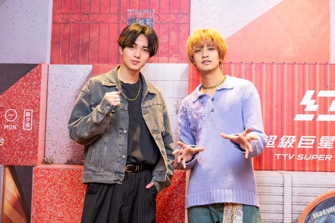 日本男團King & Prince成員永瀨廉(左)與高橋海人(右),來台出演《2026超級巨星紅白藝能大賞》,趁空接受台灣媒體聯訪。(圖/環球音樂 提供)