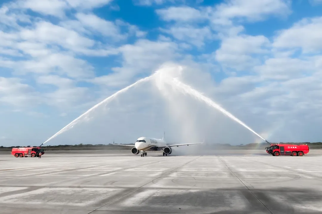 下地島機場以水門禮歡迎星宇航空台中首航。(圖/星宇航空提供)