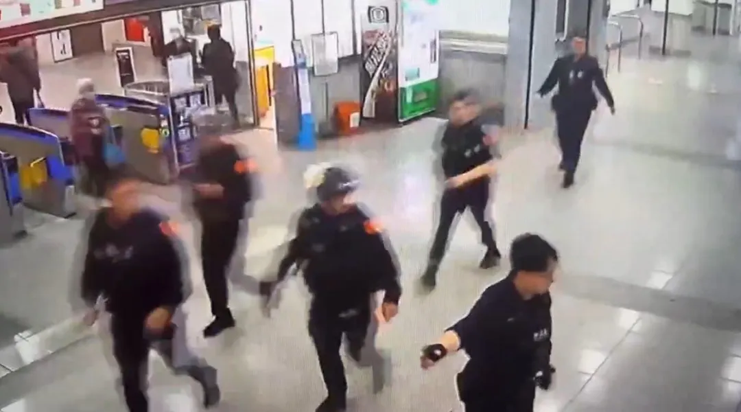 警方獲報後立即動員快打警力10車16人趕赴現場。（圖／翻攝畫面）