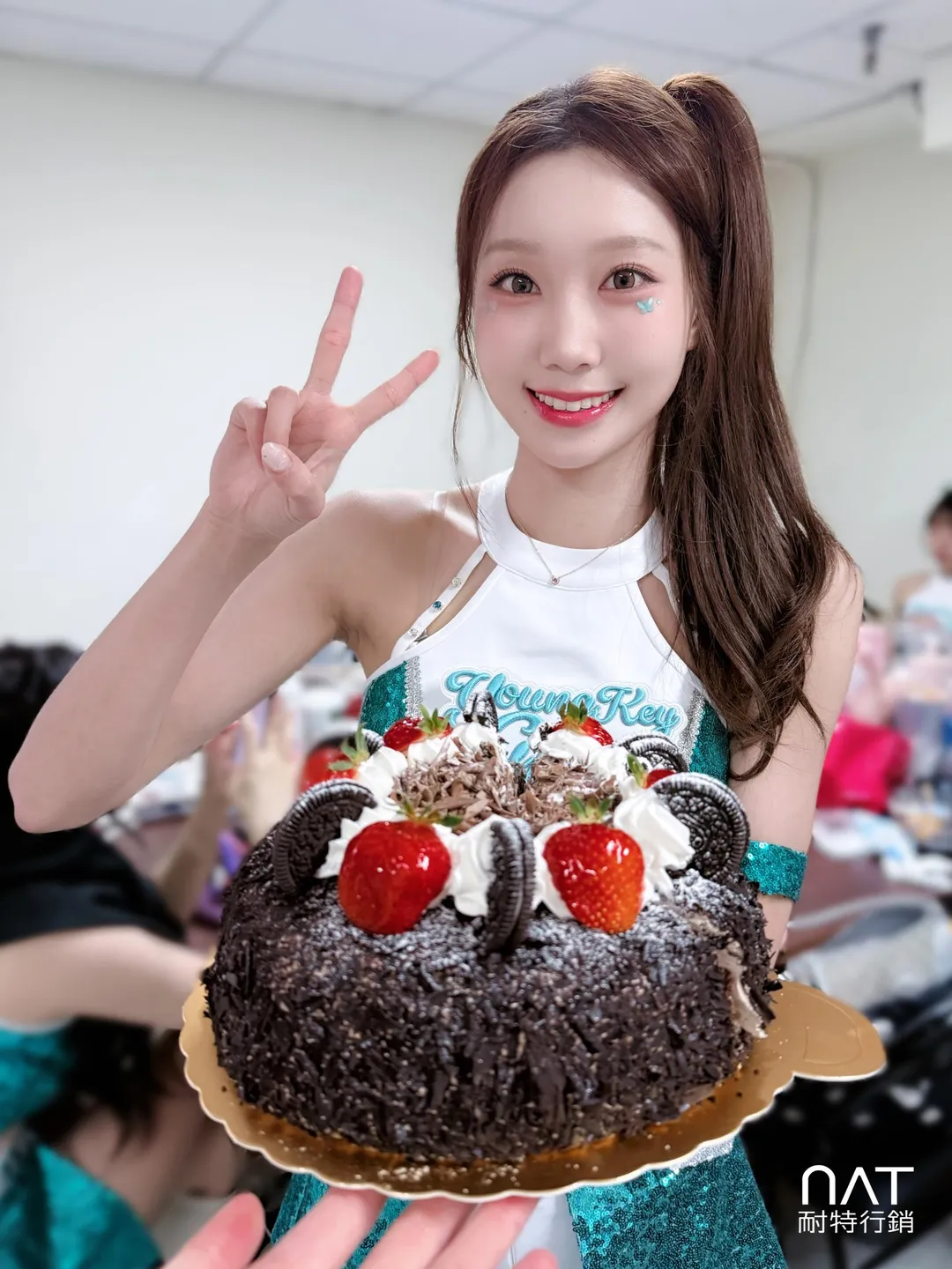 朴淡備開心捧著生日蛋糕。(圖/耐特行銷提供)
