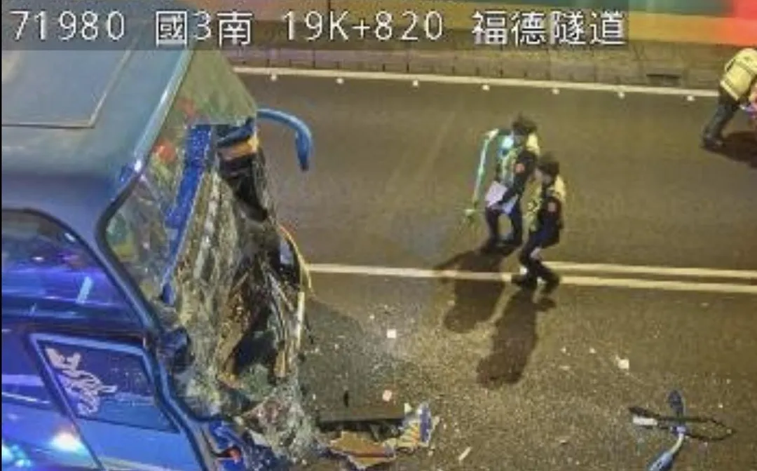 國道3號福德隧道發生追撞車禍。（圖／翻攝畫面）