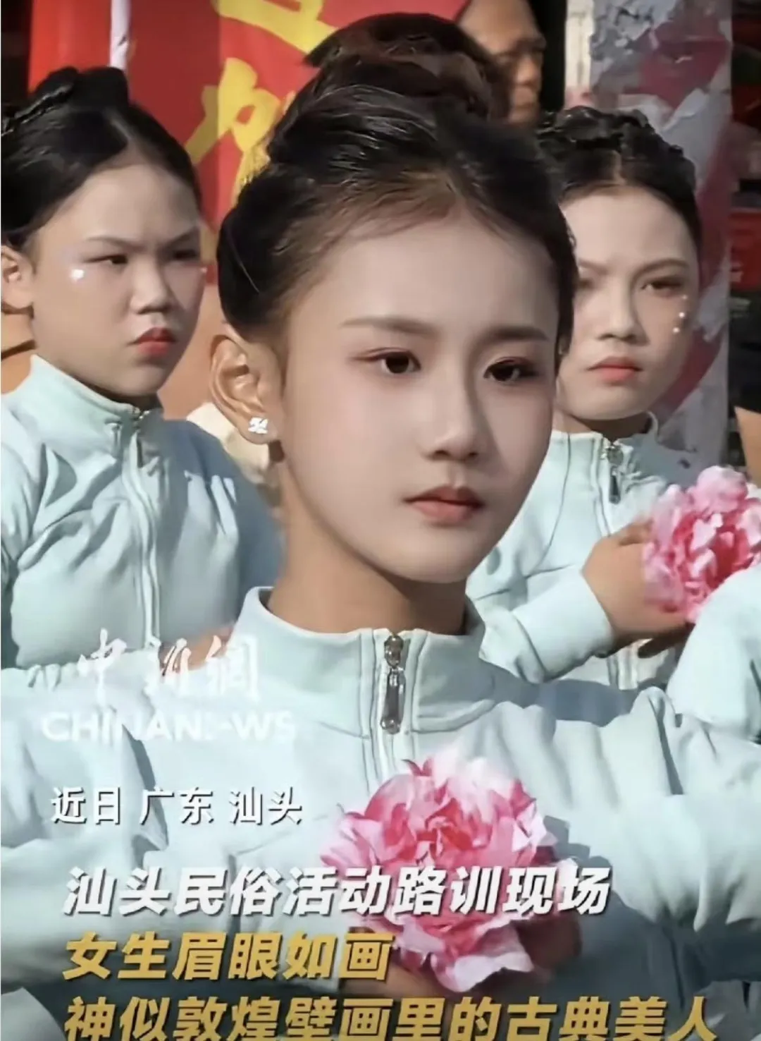 大陸一名小學生因外貌精緻、氣質溫婉走紅。（圖／翻攝微博）