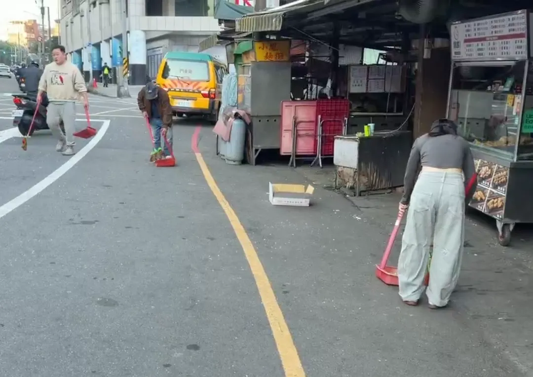周邊有店家也被波及，事發後持續清掃地面的碎片。（圖／中天新聞）