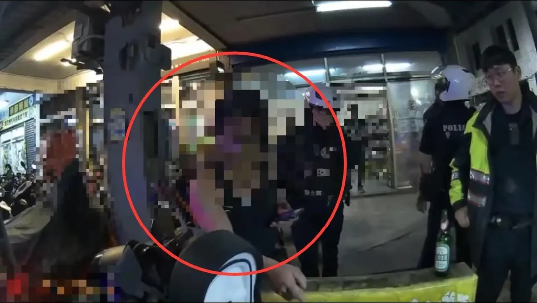 男子在三重街頭亮斧頭遭警方送辦。(圖/翻攝畫面)