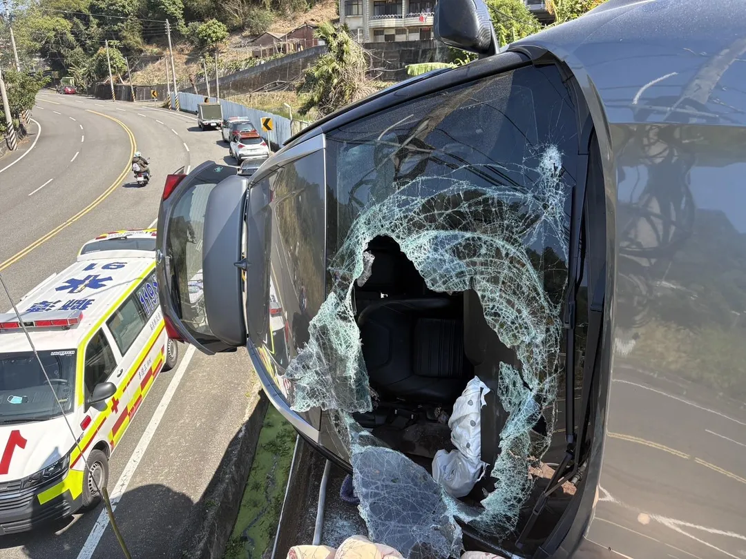 警消指出,這次撞擊造成車輛當場側翻,擋風玻璃也因衝擊力道而破裂。(圖/翻攝畫面)