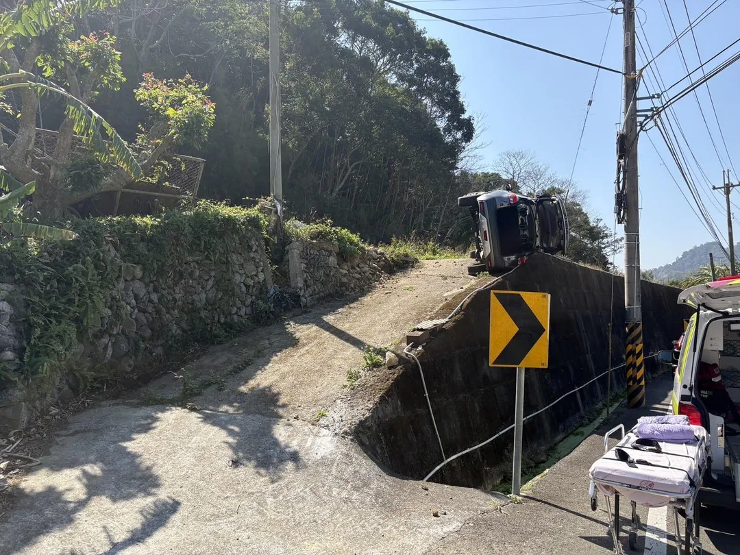 61歲高姓男子駕駛自小客車沿台3線南下行駛時所釀成。高男行經該路段時,疑因分心且疲勞駕駛,導致車輛偏離原本車道,駛入對向農路,最終撞上路旁凸起的水表。(圖/翻攝畫面)