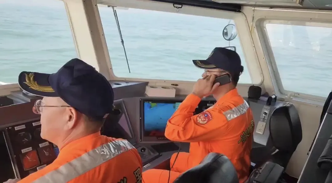 海巡人員廣播警告離開限制水域。（圖／翻攝畫面）