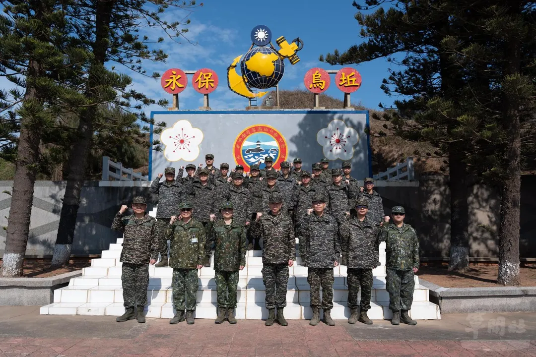 梅家樹慰勉烏坵官兵。(圖/軍聞社)